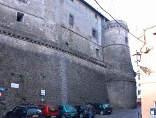 Uno scorcio del castello
di Fabrica di Roma,
lasciando la cittadina
(12577 bytes)